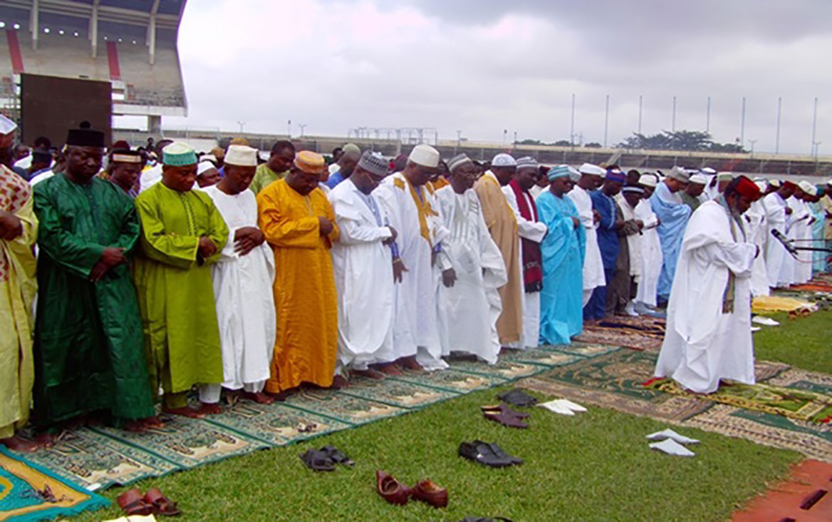 Tabaski : Un parapluie à l’effigie de Faure a failli gâcher la prière à Agoè