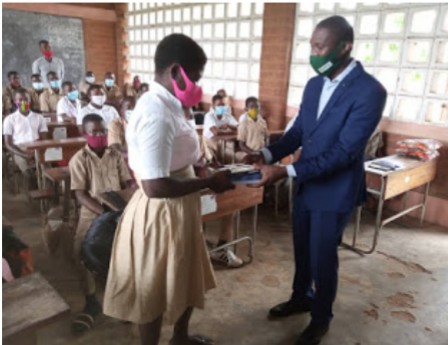 Victoire Tomégah-Dogbé fait dons de kits scolaires aux élèves de la préfecture de Vo