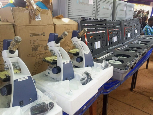 Le Gouvernemen lance une distribution de matériel de sciences expérimentales dans les collèges pour une éducation de qualité