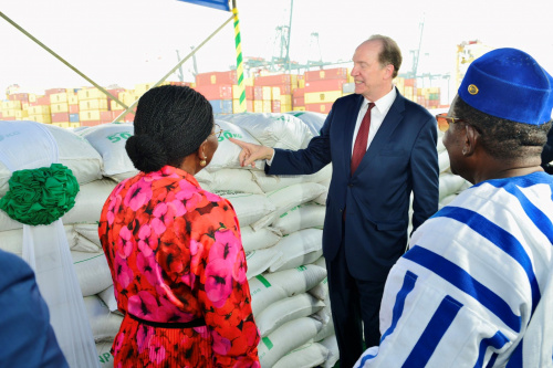 David Malpass distribue 34 000 tonnes d'engrais aux producteurs agricoles à Lomé pour renforcer la sécurité alimentaire