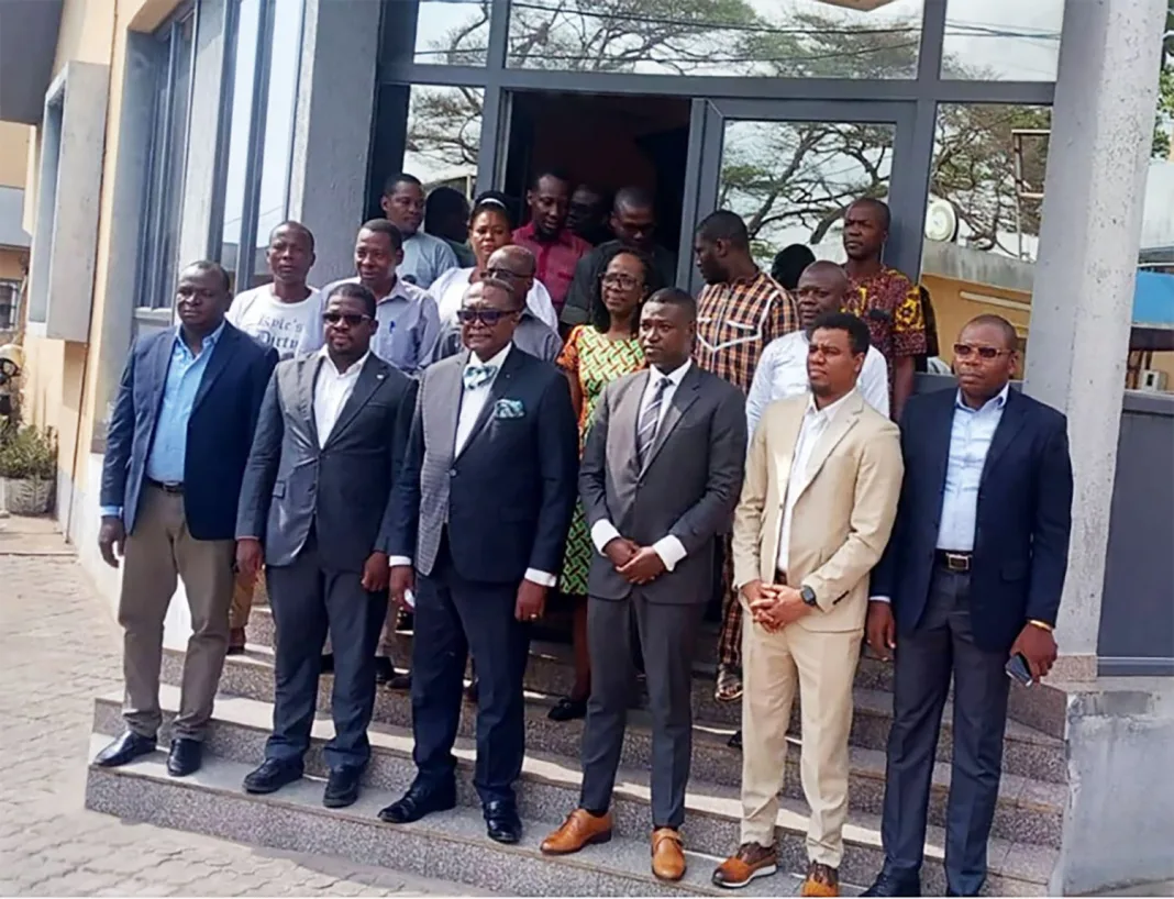 La Chambre de commerce et d’industrie du Togo (CCI-Togo) a lancé, le lundi 10 février, une série de rencontres pour informer les entreprises sur les nouvelles obligations fiscales introduites par la loi de finances 2025. Ces sessions, qui se poursuivront jusqu’au 13 février dans plusieurs villes du pays, visent à aider les opérateurs économiques à mieux comprendre ces nouvelles obligations fiscales et à s’y conformer. Ces rencontres ont pour but d’expliquer les réformes fiscales et leurs implications. Elles offrent aussi aux chefs d’entreprise des outils pour adopter une approche préventive. En évitant les erreurs, ils limiteront les risques de sanctions. « Il est essentiel que les chefs d’entreprise comprennent ce que sont les impôts. (...) Ce que nous attendons, c’est une attitude préventive pour éviter de commettre des erreurs qui pourraient entraîner des redressements », a déclaré José Kwassi Symenouh, président de la CCI-Togo. La CCI-Togo joue un rôle clé dans l’accompagnement des entreprises. Elle facilite leur mise en conformité avec la réglementation et renforce la transparence dans le secteur. Grâce à ces sessions, les opérateurs économiques bénéficieront d’un meilleur suivi et éviteront les erreurs coûteuses. Ainsi, ils contribueront plus efficacement à l’économie nationale.