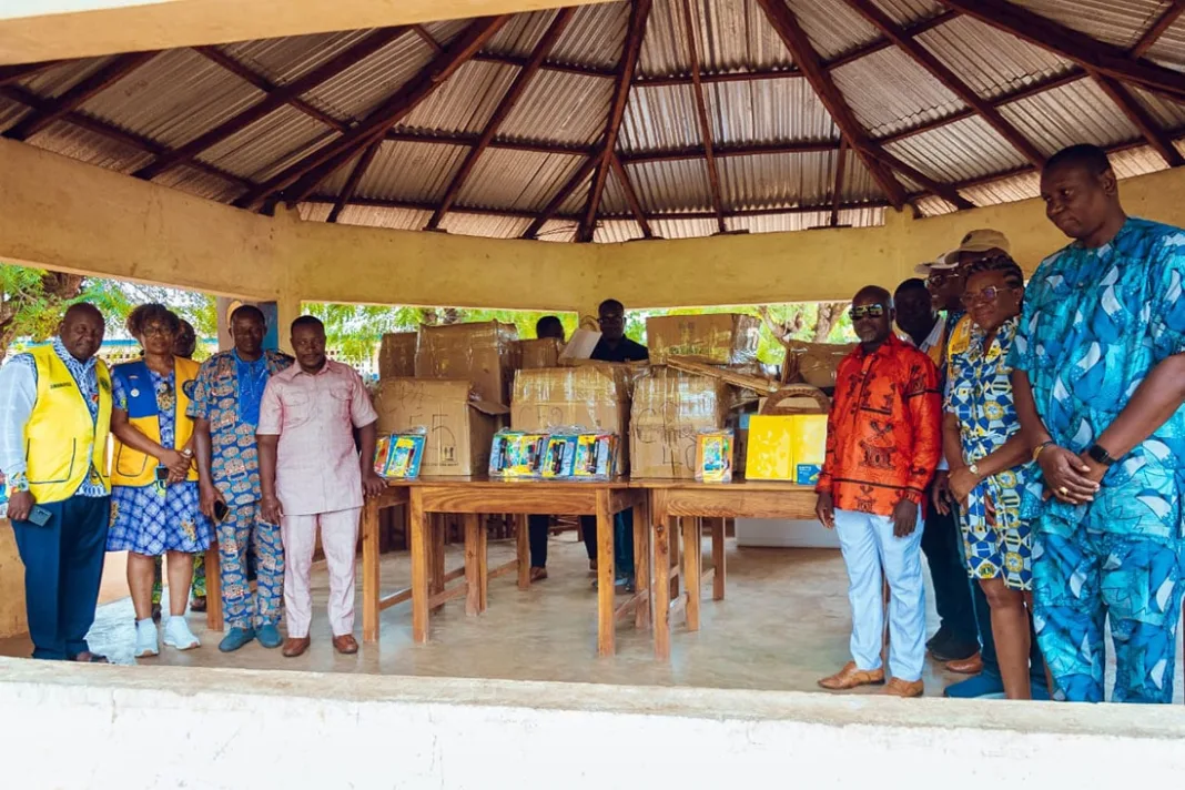Remise de kits scolaires aux enfants d’Aklakou par le Lions Club 3